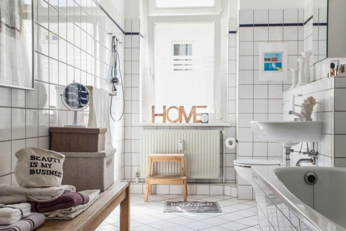 hvitt badekar i skandinavisk stil
