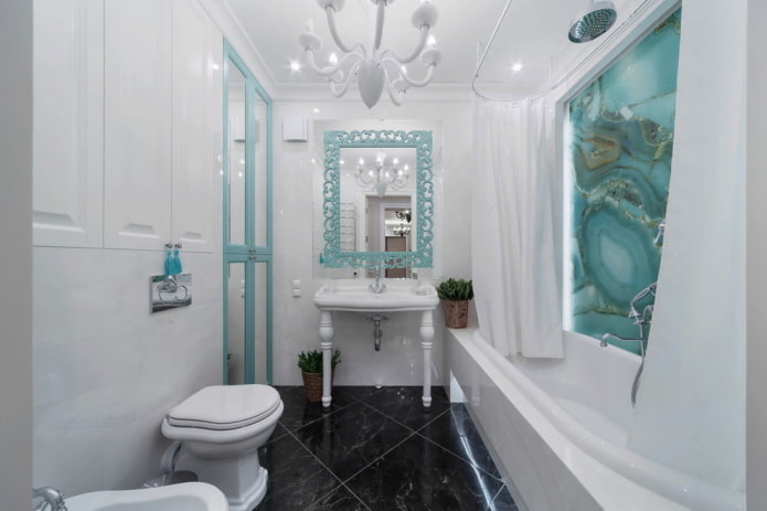 biely a tyrkysový interiér kúpeľne