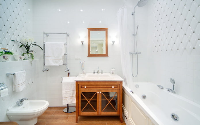 klasikinio stiliaus baltas vonios kambarys