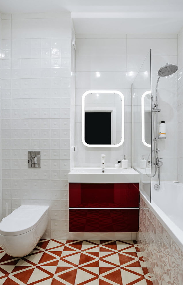 wnętrze łazienki w kolorze czerwonym i białym