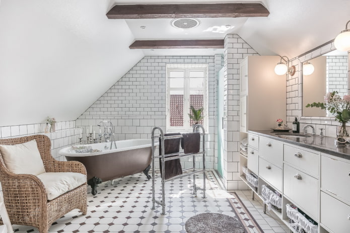 baltas vonios kambarys Provanso stiliaus
