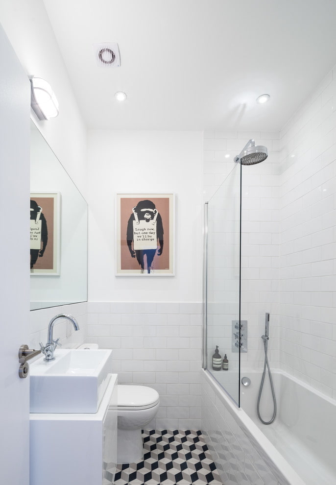 baltas vonios kambarys modernaus stiliaus