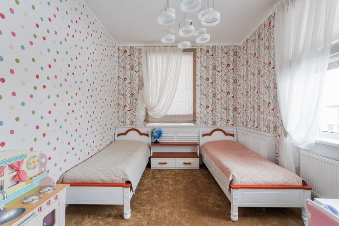 layout af et soveværelse med to vinduer til to piger