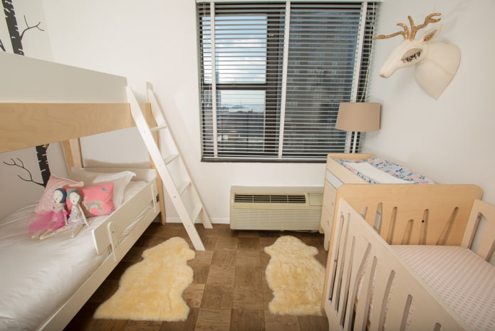 dizajn spavaće sobe za troje djece različite dobi