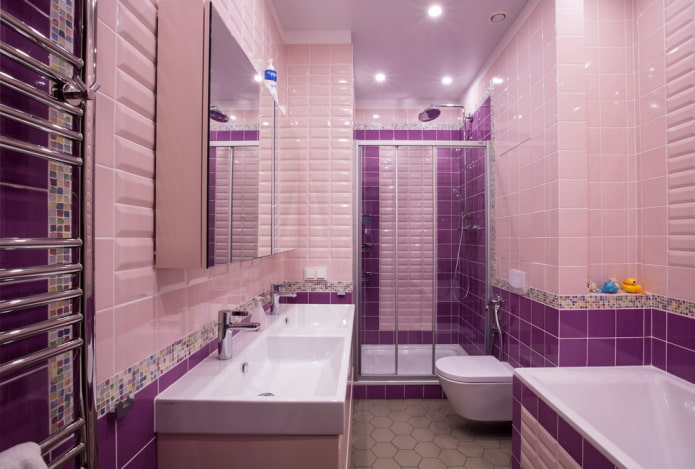 Różowa i fioletowa łazienka