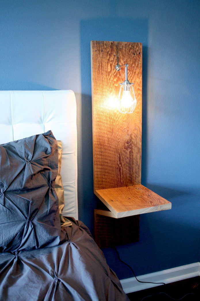 Lampe en bois près du lit