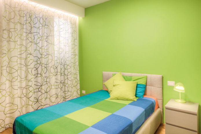rideaux à l'intérieur de la chambre aux couleurs vertes