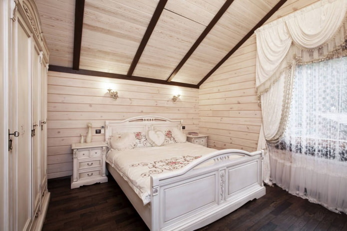 Provanso stiliaus palėpės miegamojo interjeras