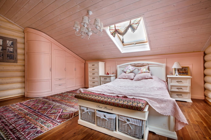 Interior de dormitorio ático de estilo provenzal