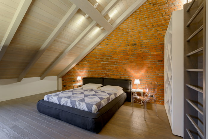 wnętrze sypialni na poddaszu w stylu loftu
