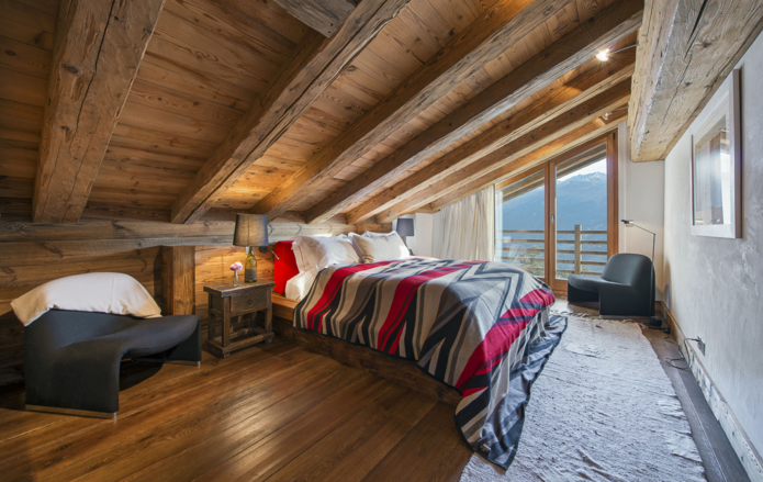 Chalet-stil loftet soveværelse interiør