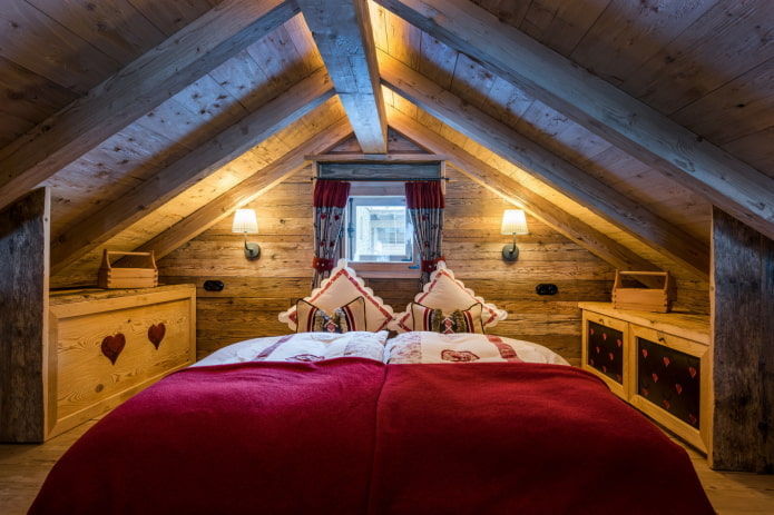 פנים חדר שינה בעליית גג בסגנון בקתה