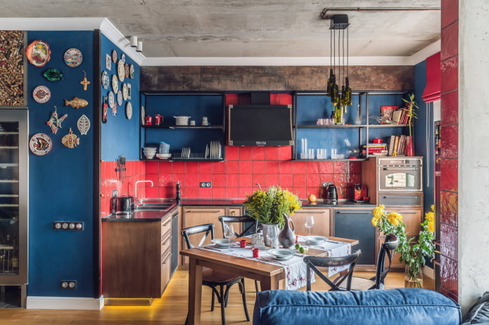 Punainen ja sininen L-muotoinen keittiö