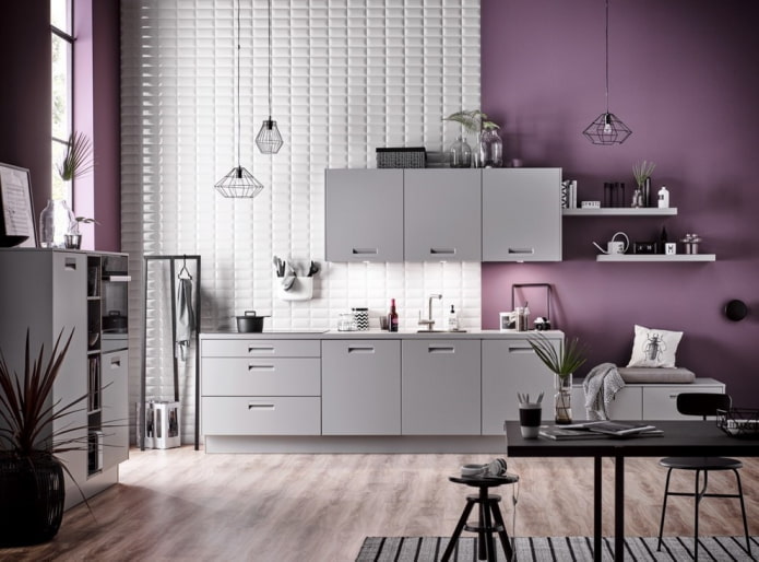 pilkos-violetinės spalvos virtuvės dizainas