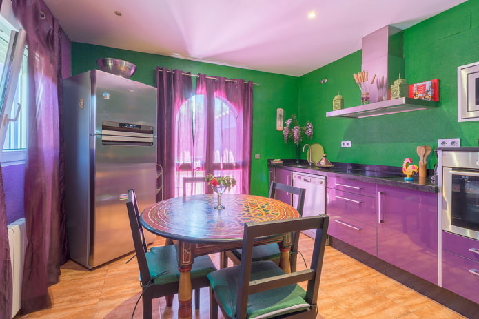 violetinės-žalios spalvos virtuvės dizainas