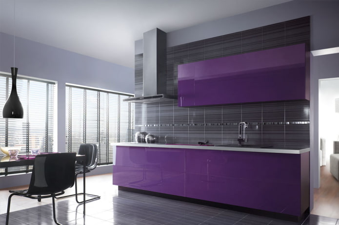 melnā un purpursarkanā virtuves dizains