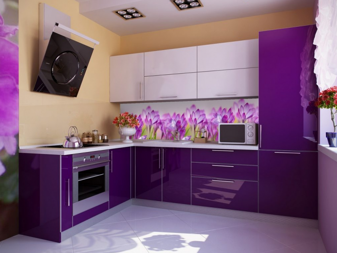 design de bucătărie violet cu accente galbene