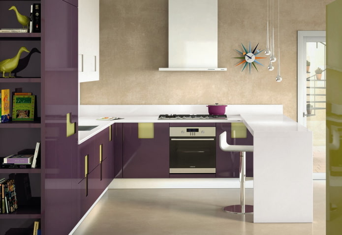 virtuvės dizainas smėlio ir purpurinės spalvos tonais