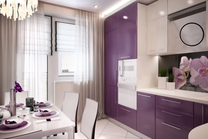 rideaux à l'intérieur de la cuisine dans des couleurs violettes