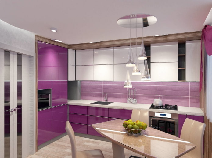 dekors un apgaismojums virtuves interjerā purpursarkanās krāsās