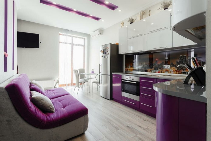 mēbeles virtuves interjerā purpursarkanos toņos