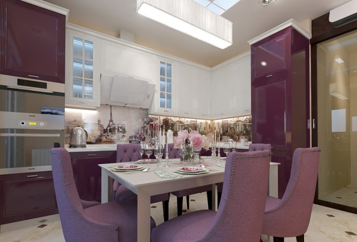 mobili all'interno della cucina nei toni del viola