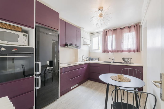 mobilier în interiorul bucătăriei în tonuri de violet