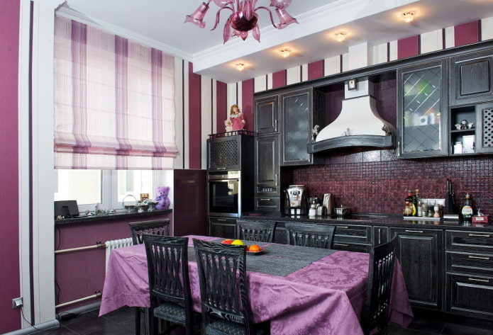 cortinas no interior da cozinha em cores roxas