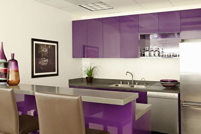nábytok v interiéri kuchyne vo fialových odtieňoch