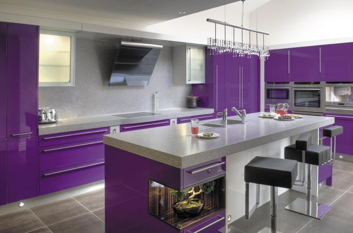pilkos-violetinės spalvos virtuvės dizainas