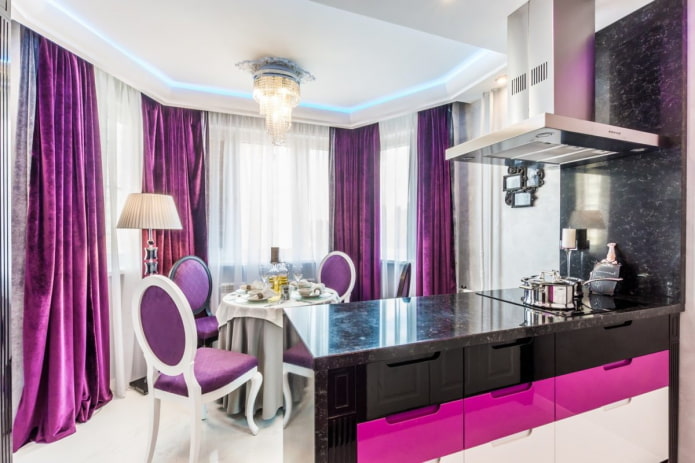 завеси в интериора на кухнята в лилави цветове