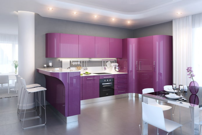 dekoras ir apšvietimas virtuvės interjere purpurinėmis spalvomis