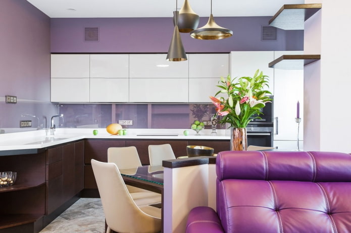 wystrój i oświetlenie we wnętrzu kuchni w fioletowych kolorach