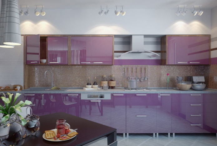 dekors un apgaismojums virtuves interjerā purpursarkanās krāsās