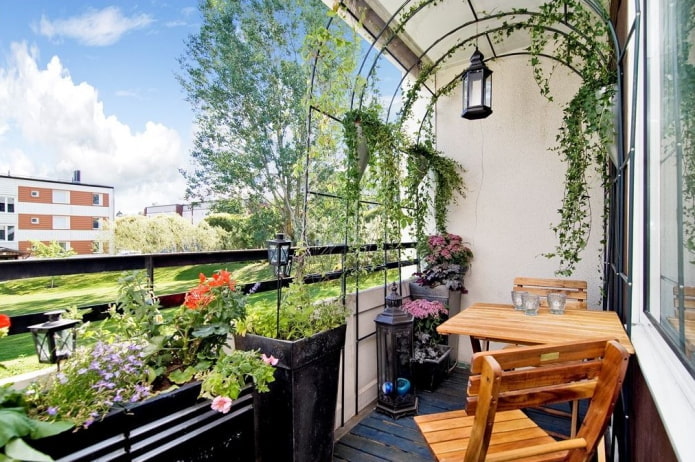 projekt ogrodu przydomowego we wnętrzu balkonu