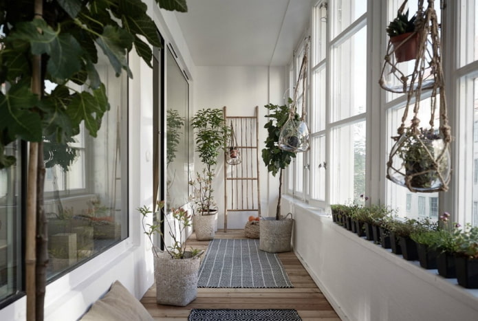 progettazione di un giardino di casa all'interno del balcone