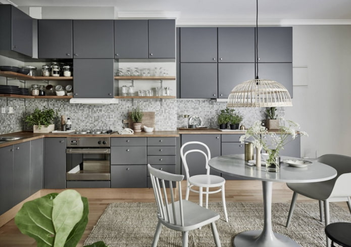 pilkas virtuvės interjeras