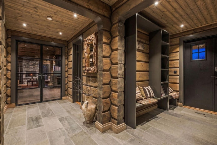 diseño del hall de entrada en el interior de una casa de troncos