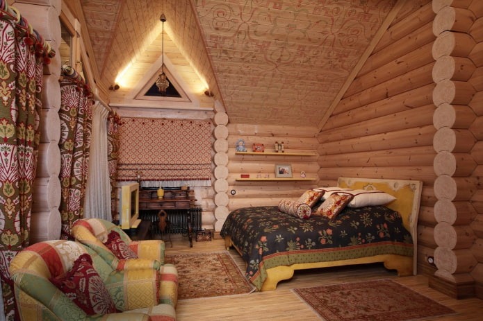 εσωτερικό ενός ξύλινου σπιτιού στο ρωσικό στυλ