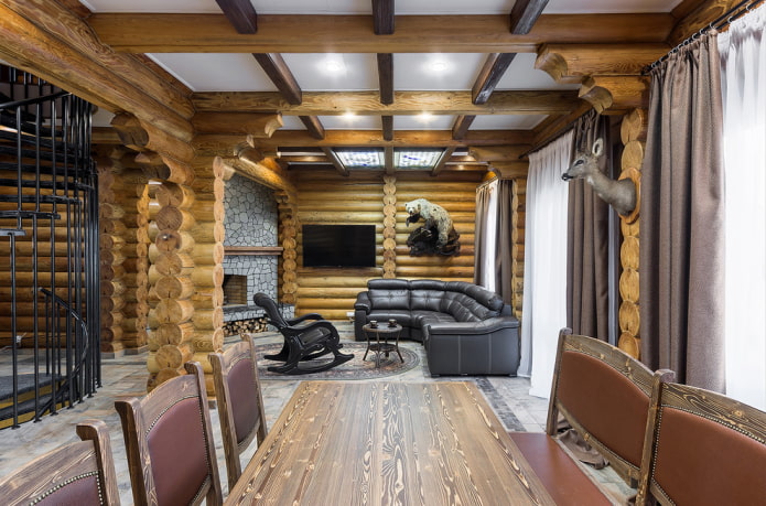 mobles i decoració a l’interior d’una casa de troncs