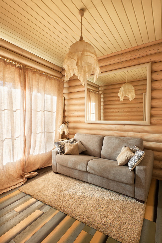 têxteis no interior de uma casa de madeira