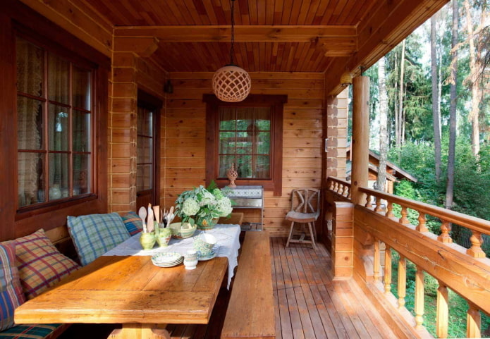 עיצוב מרפסת בחלקו הפנימי של בית עץ