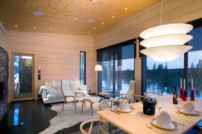 diseño de casa de madera con ventanas panorámicas