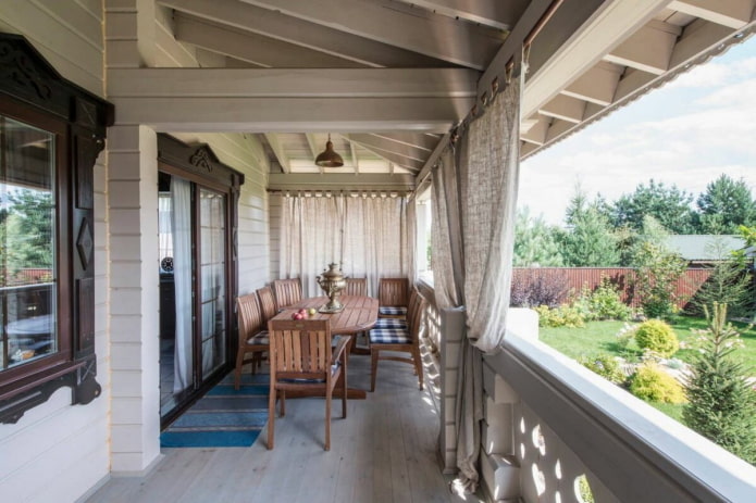 casa di tronchi di design con veranda