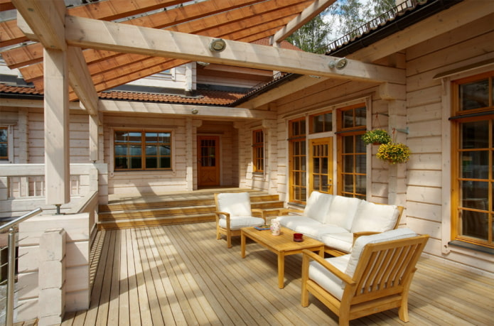 tømmerhusdesign med terrasse