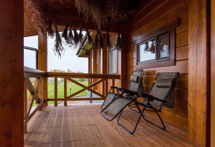 conception de balcon à l'intérieur d'une maison en bois
