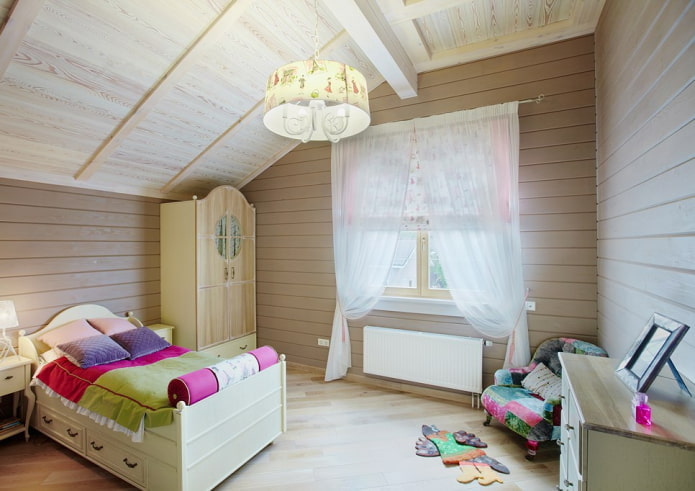 disseny infantil a l’interior d’una casa de fusta