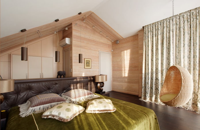 dizajn spavaće sobe u unutrašnjosti kuće od drveta