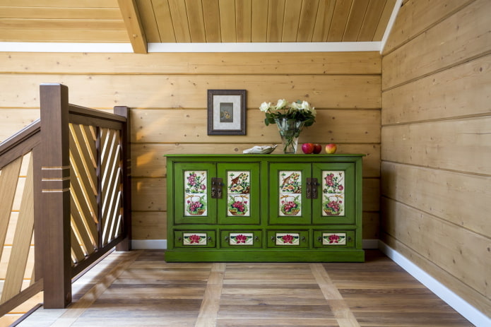 móveis e decoração no interior de uma casa de madeira