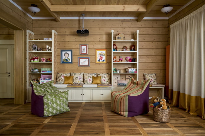la conception des enfants à l'intérieur d'une maison en bois